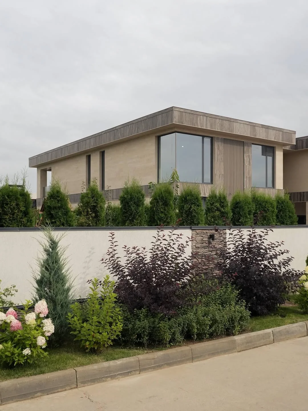 Облицовка фасада частного дома травертином