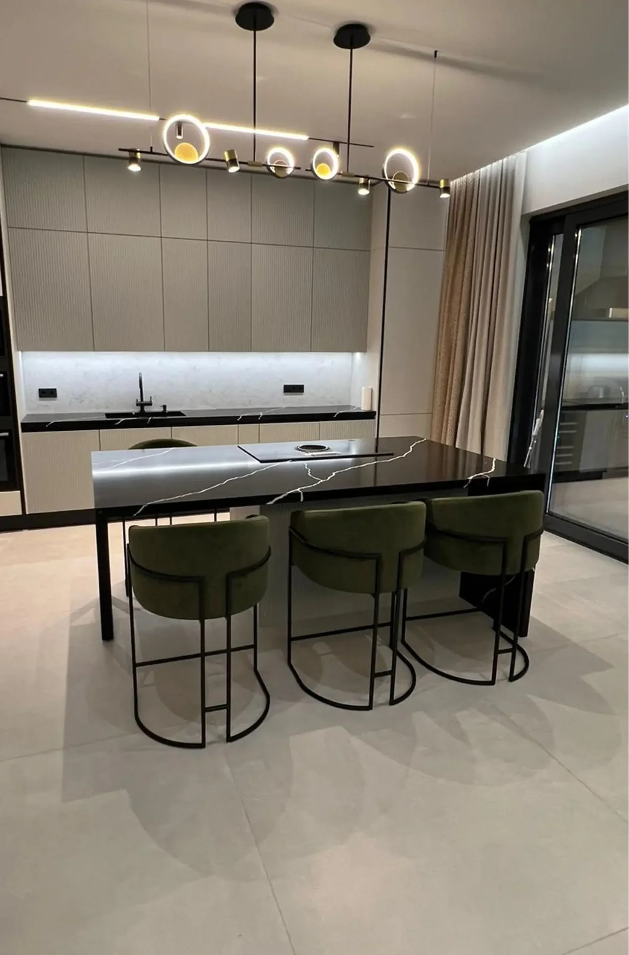 Кухня: фартук Bianco Carrara, столешница и обеденный стол Negro Marquina — Фото 2