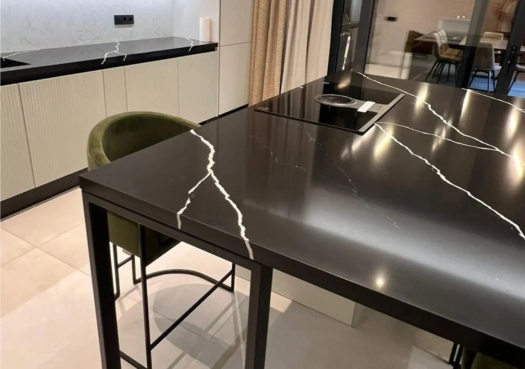 Кухня: фартук Bianco Carrara, столешница и обеденный стол Negro Marquina — Фото 3