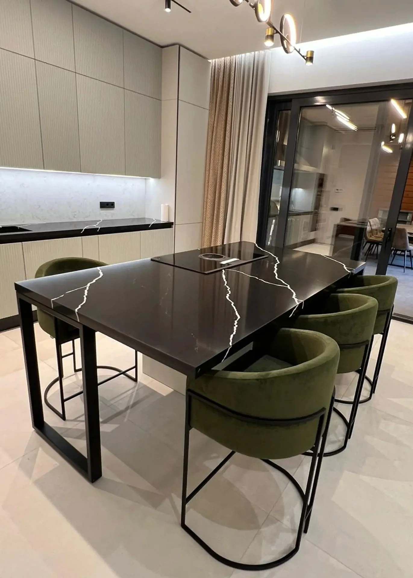 Кухня: фартук Bianco Carrara, столешница и обеденный стол Negro Marquina — Фото 4