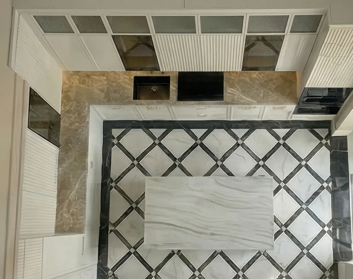 Кухня с островом и Г-образной столешницей из мрамора — давальческая обработка — Фото 4