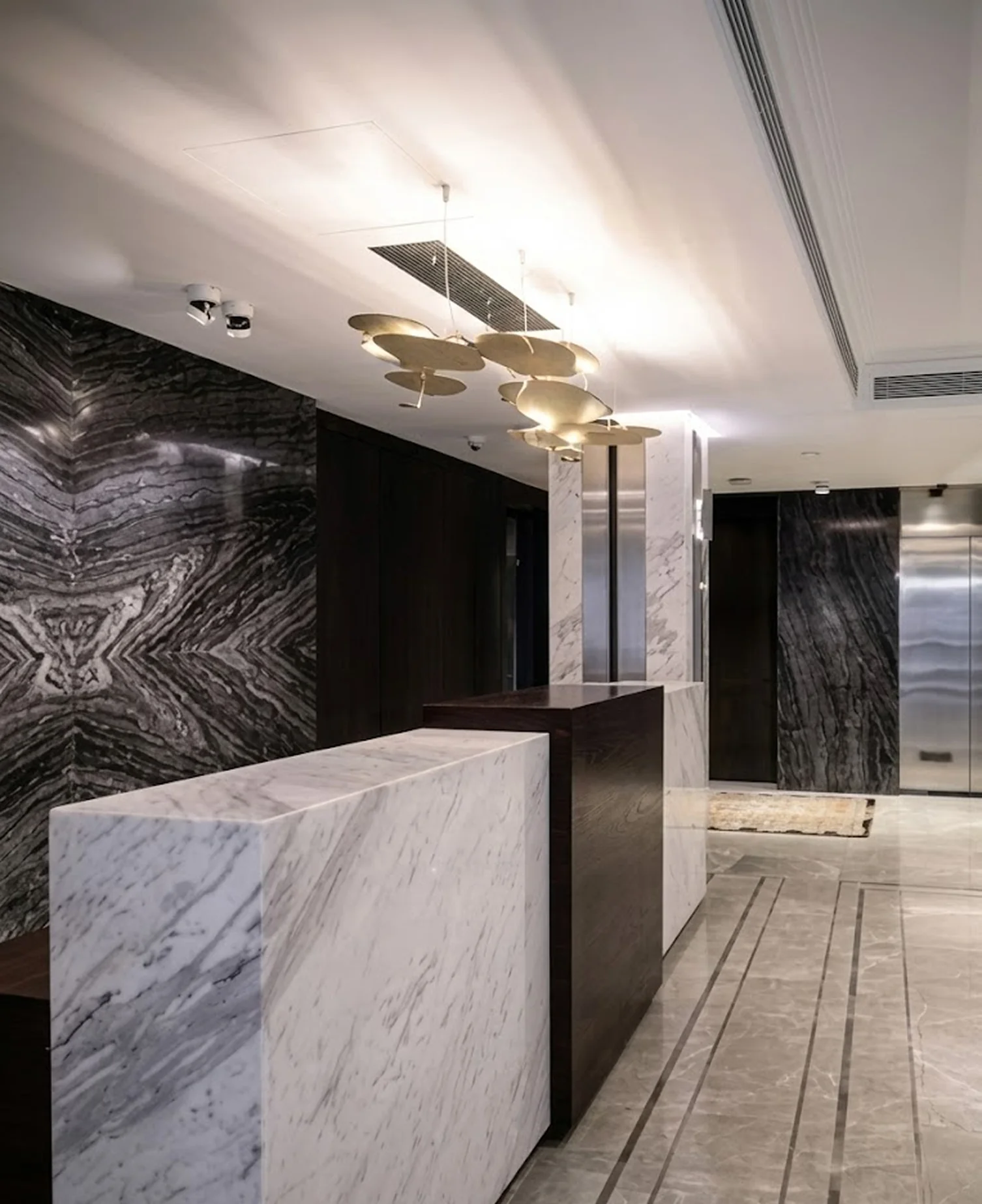 Ресепшен с Bookmatch-панно из мрамора Silver Wave и Volakas — Фото 3