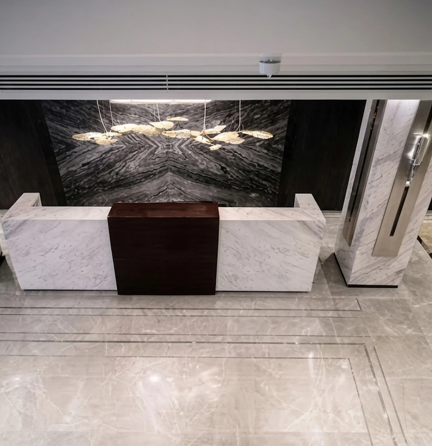 Ресепшен с Bookmatch-панно из мрамора Silver Wave и Volakas — Фото 4